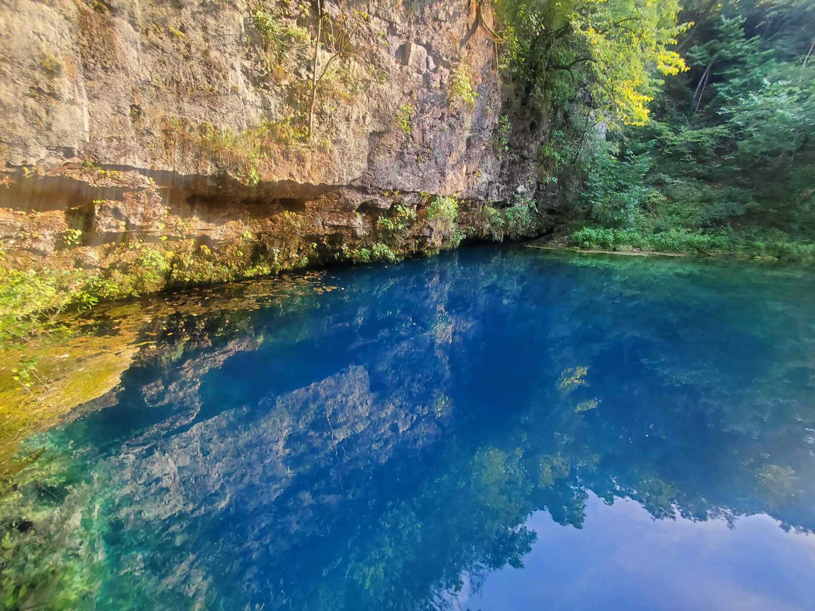 This Sapphire Spring Is So Gorgeous It Looks Photoshopped - Mainstream  Adventures