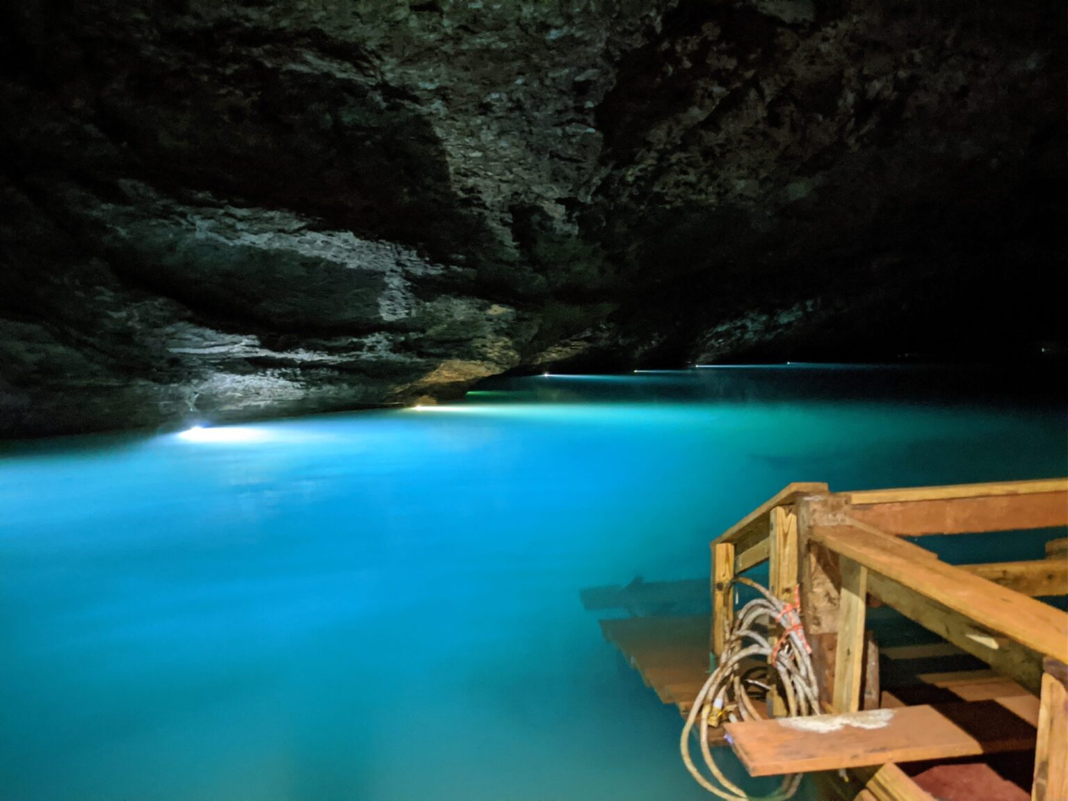 America's Largest Underground Lake Has An Unforgettable Boat Tour ...